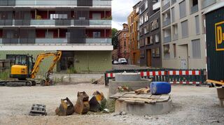 Hier soll alles trocken bleiben: Der neue Quartierplatz zwischen T 4 (links) und T 5 wird – ohne Wasserspiele – im nächsten Jahr fertiggestellt.