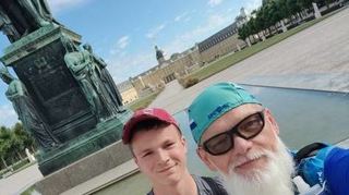 Denis Holub (l.) und Holger Hedelt vor dem Karlsruher Schloss.