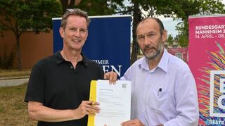 Vertrag unterzeichnet: Florian Kranefuß (l.), Vorsitzender der Geschäftsführung der HAAS Mediengruppe, und Buga-Chef Michael Schnellbach.