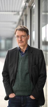 Karl Lauterbach sagt, dass sich viele Menschen bei ihm bedanken. Gleichzeitig schlägt ihm im Netz jeden Tag Feindseligkeit entgegen.