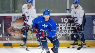 Lean Bergmann genießt das erste Eistraining der neuen Saison.