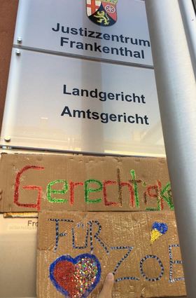 Zu Beginn des Prozesses versammelten sich Freunde des Opfers mit selbst gemalten Schildern vor dem Gericht.