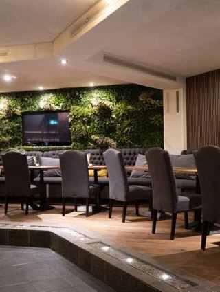 Der Bar- und Gastronomiebereich im Innern des Turms.