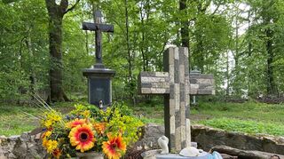 Geschmückter Altar auf dem Kreuzberg.