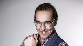 Eine nahezu umwerfende autobiografische Zeitreise als Stand-up-Comedy-Programm: Chako Habekost spielt "Life Is Ä Comedy" am Freitag beim Seebühnenzauber im Luisenpark.