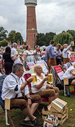 Mal entspannt im Liegestuhl picknicken: „Beat & Eat“ 2021, hier beim Oktoberfest-Frühschoppen in Ladenburg mit der Formation Münchner G´schichten.