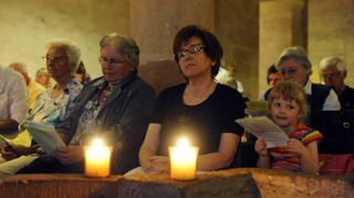 Die Saliergesellschaft feiert mit einer Lichtermesse – unser Bild stammt aus der Krypta des Kaiserdoms 2021 – ihr Privilegienfest und erinnert damit an Kaiser Heinrich IV., für den mit Kerzen ein Seelengedenken abgehalten werden soll.