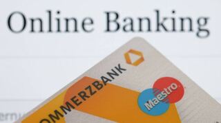 Immer mehr Commerzbank-Kunden erledigen ihre Geldgeschäfte mit dem Smartphone oder vor dem Computer.
