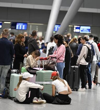 Ausländische Helfer sollen das Chaos an den Flughäfen lindern.