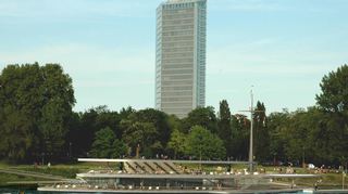 So sollte es aussehen: „Riwwerside“, fest verankert an den „Rheinterrassen“ auf dem Lindenhof beim Fahnenmast, dahinter das Victoria-Hochhaus.