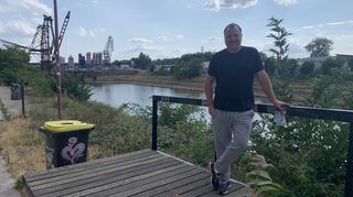 Michael Herberger beim Treffen am Rheinkanal. Hinter ihm der Hafen, wo er seinen schlimmsten Ferienjob hatte.