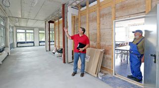 An der Ernst-Reuter-Grundschule wird gebaut. Architekt Dieter Emich (l.) und Hausmeister Felix Brautfelder im erweiterten Speisesaal.