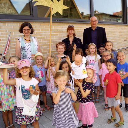 Die Freude ist groß über den gelungenen Neubau bei Kindern und (v.l.) den Erwachsenen Dorothee Löhr, Nicole Geller und Ralph Hartmann.