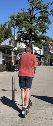 Der Herr, den wir fotografieren durften, wusste nichts vom Verbot für E-Scooter. Wie viele andere konnte er das von der Beschilderung nicht ablesen.