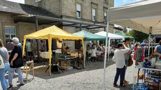 Neben dem breiten kulinarischen Angebot zieht auch die Verkaufs- und Flohmarktmeile die Besucher an.