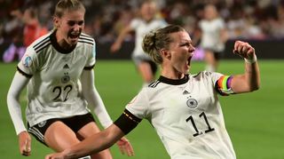Begeisternd: Spielführerin Alexandra Popp (r.) bejubelt ihren Treffer zum 2:0 gegen Österreich mit Mitspielerin Jule Brand.