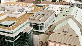 Über das Foyer zwischen Neubau (l.) und Altbau wird der neue Saal gesetzt.