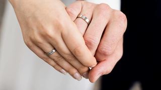 "Die Bräute haben am Hochzeitstag eher die Kontrolle, die wissen, was passiert. Der Bräutigam ist froh, wenn er zur richtigen Zeit am richtigen Ort ist", sagt Lena Lawinger.