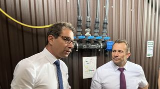 Staatssekretär Dr. André Baumann (l.) und Bürgermeister Achim Weitz in der Biogasanlage.