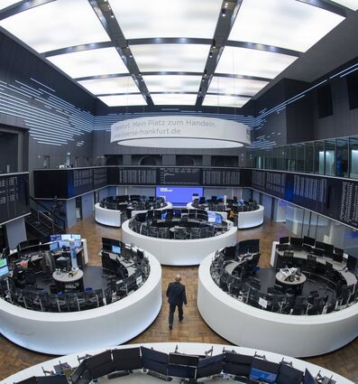 Handelssaal der Frankfurter Börse: Experten raten auch in unsicheren Zeiten zu Sachwerten wie Aktien.