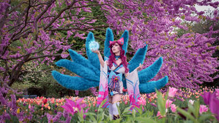 Charakter mit Superkräften: June als die neunschwänzige Füchsin Ahri aus dem Videospiel "League of Legends". Diese Figur kann dort mittels Magie Kugeln reiner Energie formen kann. Im echten Leben tut's auch etwas Bildbearbeitung.