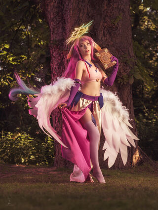 Gestern blond, heute rosa: June schlüpft immer wieder mit Haus und Haar in verschiedene Rollen - wie hier der Charakter Jibril aus der japanischen Manga-Serie "No Game No Life".