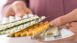 Bestimmte Medikamente sind derzeit nur schwer zu bekommen. Apotheken können viele zwar auch selbst herstellen, aber das ist deutlich teurer.