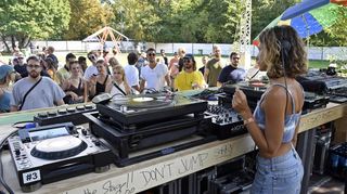 Die erste Ausgabe des Blies-Festivals im vergangenen Sommer sorgte nicht nur wegen der Musik für Schlagzeilen. Hier DJane Vlada bei ihrem Auftritt.