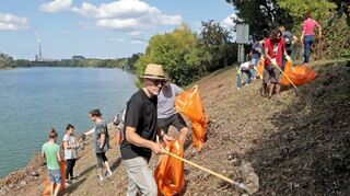 Schon bei anderen Aktionen der Surfrider haben Helfer entlang des Rheins Müll gesammelt. Diesmal werden die Abschnitte von Kippen befreit.
