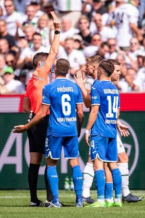 Der Knackpunkt im Spiel: Schiedsrichter Daniel Siebert (l.) zeigt Hoffenheims Stefan Posch (3. v.l.) die Gelb-Rote Karte.