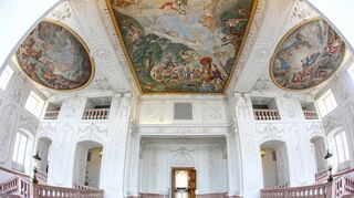 Das prachtvolle Haupttreppenhaus vom Barockschloss Mannheim mit den herrlichen Deckengemälden führt in den Rittersaal und in die Repräsentationsräume.