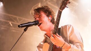 Enthusiastisch: Frederik Rabe, Sänger der „Giant Rooks“, bei Sound of the Forest.