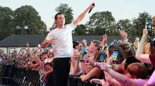 Seine Fans in Schwetzingen sind textsicher: Wincent Weiss lässt mitsingen.