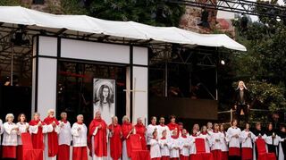 Finale des ersten Aktes: Hier erklingt mit großem Chor Puccinis berühmtes „Te Deum“ , hinten rechts ist Marco Di Sapia als Polizeichef Scarpia zu sehen.