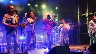 „Me and the Heat“ sorgt mit Rock und Reggae für ausgelassene Stimmung beim Sommerfest am Badesee in Heddesheim.