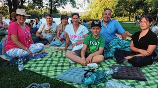 Sie genießen das Seefest auf der Picknickdecke (v.l.): Silke Bohrmann, Oliver und Sabine Keller sowie Birgit, Colin, Jochen und Nina Günther.