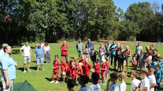 Programmpunkt auf der Wiese: ein Bambini-Fußballturnier von Mannschaften aus der Region. Fördervereins-Vorsitzender Christoph Hambusch (l.) begrüßt die Teilnehmer.