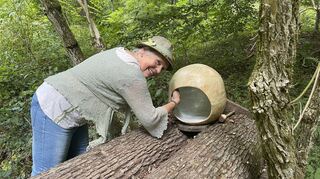 Dorisa Winkenbach freut sich, dass die getöpferte „Summtonhöhle“ – eine der Stationen auf dem Naturkraftweg in Mörlenbach – nach mehr als zehn Jahren noch intakt ist. Der Geomanthie-Wanderweg ist eines der Herzensprojekte der gebürtigen Wiesbadenerin, die heute 75 Jahre alt wird.