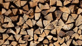 Aus Angst vor weiter steigenden Energiepreisen decken sich viele Verbraucher mit Brennholz ein.