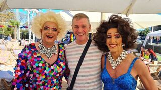 Von links nach rechts: Miss Frida, Olaf Pröttel (Gast) und Daphne Deveraux beim Regenbogenfest im OEG City Beach.