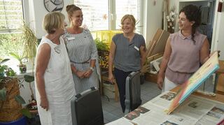 Silvia Rhiem (v.l.), Rebecca Bauer und Anne Reinacher repräsentieren in ihren Funktionen den Caritasverband Darmstadt in Lampertheim. Dessen Direktorin Stefanie Rhein (r.) war jetzt zu Besuch im Gemeindepsychiatrischen Zentrum.