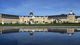 Im Schloss Karlsruhe ist das Badische Landesmuseum untergebracht. Dahinter liegt der Schlosspark, den man unter anderem auch mit einer Dampflokfahrt erkunden kann.