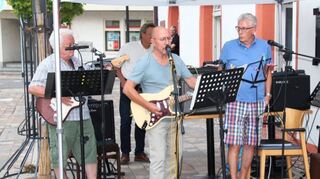 Entspannter Auftritt zugunsten der Bürstädter Tafel (v.r.): Rolf Selzer, Günter Geist und Bernd Rössling im Café Flair.