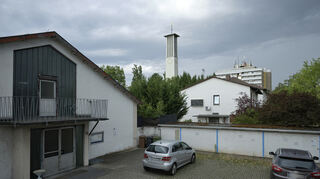 Lampertheim, Gelaende Mariae Verkuendigung, v.l. Jugendheim, Pfarrhaus und Altenheim (plus Kirchturm von Mariae Verkuendigung)
05.08.2022 / Foto: Berno Nix
