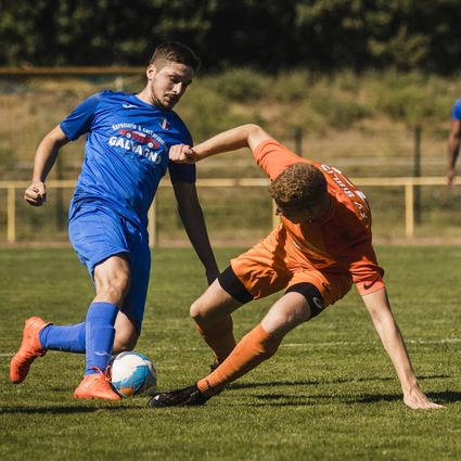 Umkämpft wie in dieser Szene zwischen dem Lampertheimer Yusuf Bulucu (v.l.) und dem Bibliser Kapitän Romario Kronauer ging es im Derby über die gesamten 90 Minuten zu.