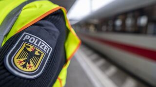 Die zwei Verdächtigen sollen in einen ICE in Richtung Stuttgart gestiegen sein. (Symbolbild).