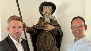 Ein Stoßgebet zum Schutzpatron Antonius reicht im Krisenfall nicht. Bürgermeister Schmutz (l.) erhielt von Andreas Stampfer (r.) ein Handbuch.