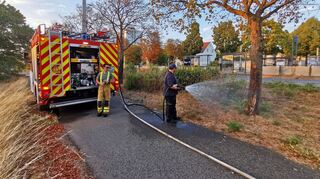 Die Freiwilige Feuerwehr beim Gießen der Stadbäume.