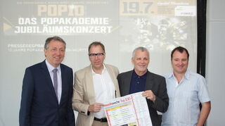 Vor dem Jubiläumskonzert „Zehn Jahre Popakademie“ im Jahr 2013 (von links): Mannheims Oberbürgermeister Peter Kurz mit dem weiter amtierenden Künstlerischen Direktor Udo Dahmen, Musikbusiness-Direktor Hubert Wandjo und seinem designierten Nachfolger Michael Herberger.
