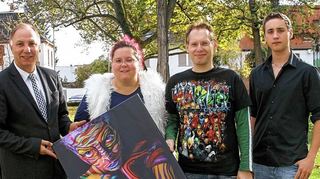 <p>Präsentieren Kunst im Stadthaus: Kulturamtsleiter Rolf Hecher, das Künstlerpaar Michaela Zeng und André Link, Kulturamtsmitarbeiter Niko Steffan (von links).</p>